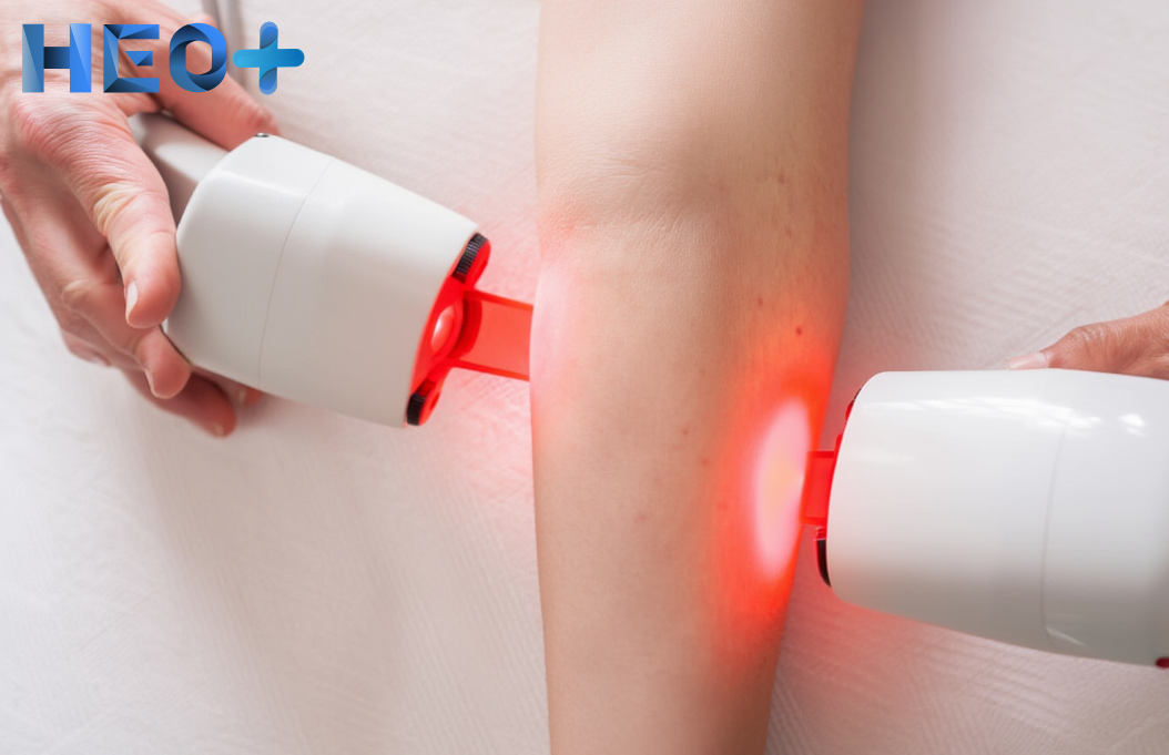 Врач проводит лазерное кодирование